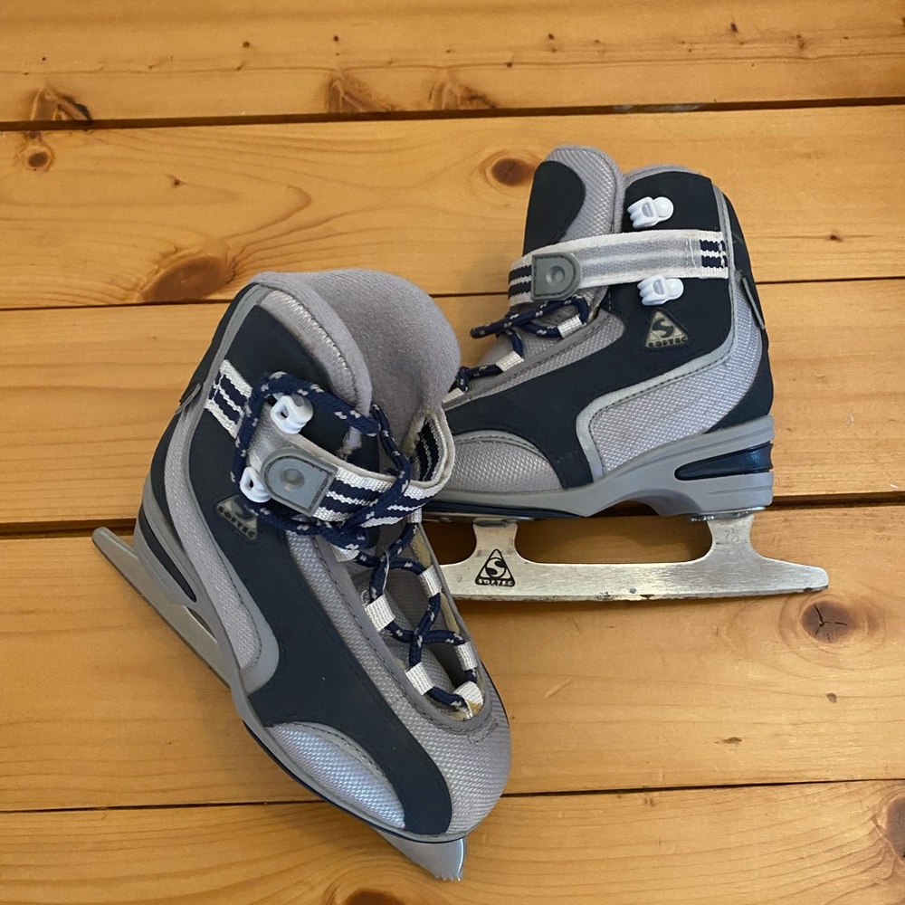 Kids Ice Skates with Adjustable Straps - Gray and dark blue.